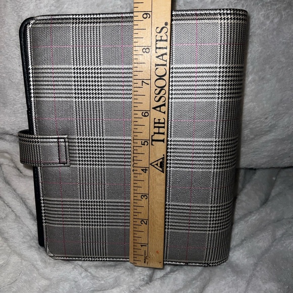 FranklinCovey Nora simulated leather snap 1.5” plaid binder - Picture 4 of 15